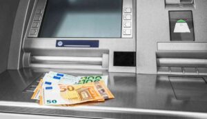 Truffa bancomat da 4500 euro - Inchiostroverde.it (Fonte foto Canva)