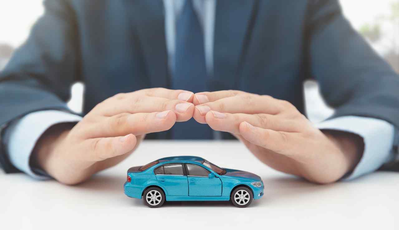 Assicurazione auto questa volta ti tolgono ma macchina - Inchiostroverde.it (fonte foto Canva)