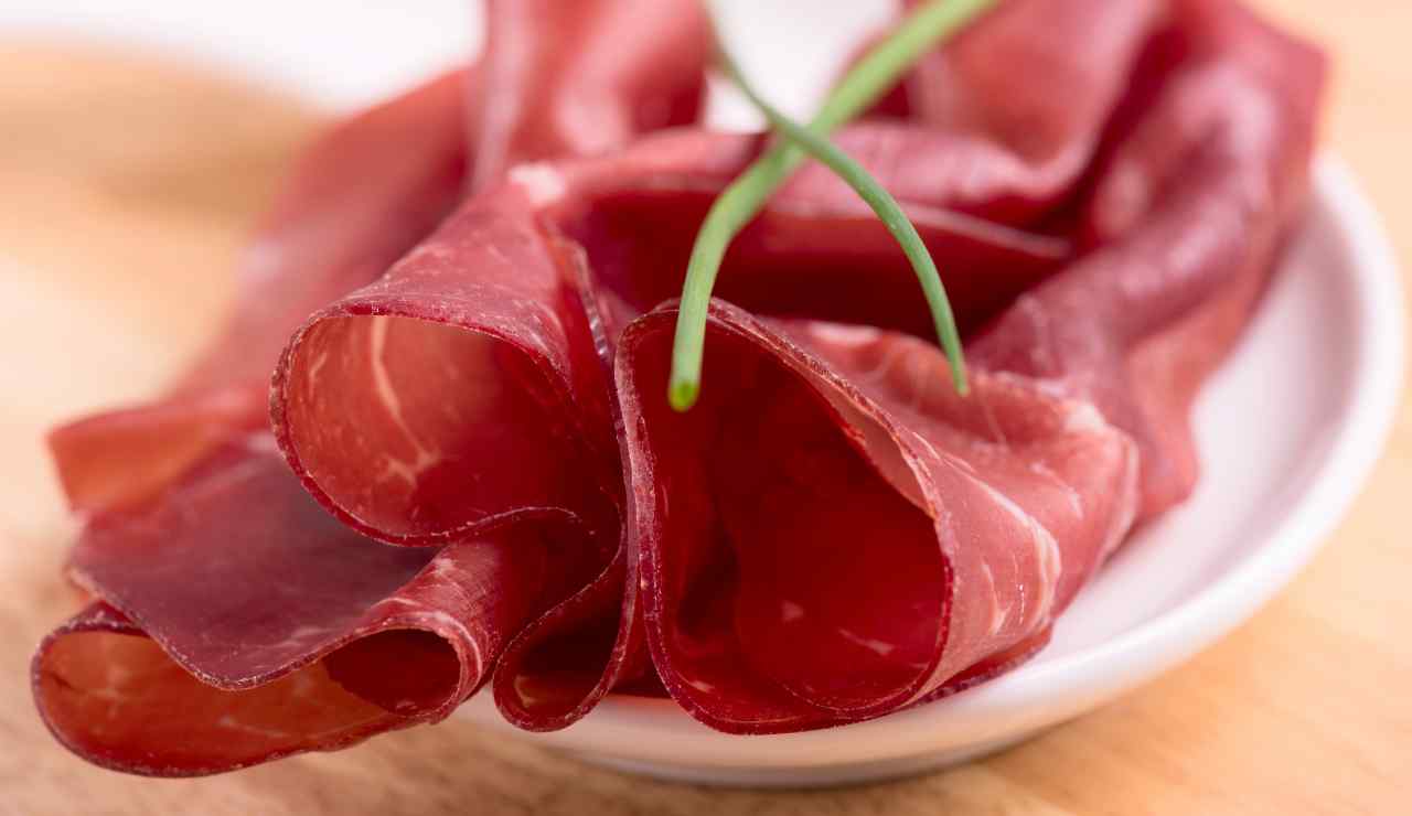 Bresaola mortola non compratela più - Inchiostroverde.it (fonte foto Canva)