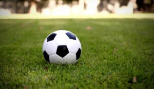 Lutto nel mondo del calcio - Inchiostroverde.it (Fonte foro Canva)