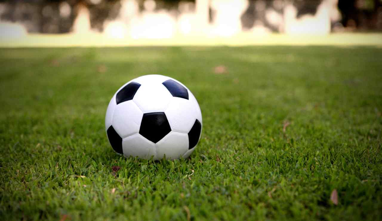 Lutto nel mondo del calcio - Inchiostroverde.it (Fonte foro Canva)