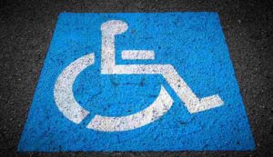 Parcheggio disabili negato alla cittadina - Inchiostroverde.it (Fonte foto Canva)