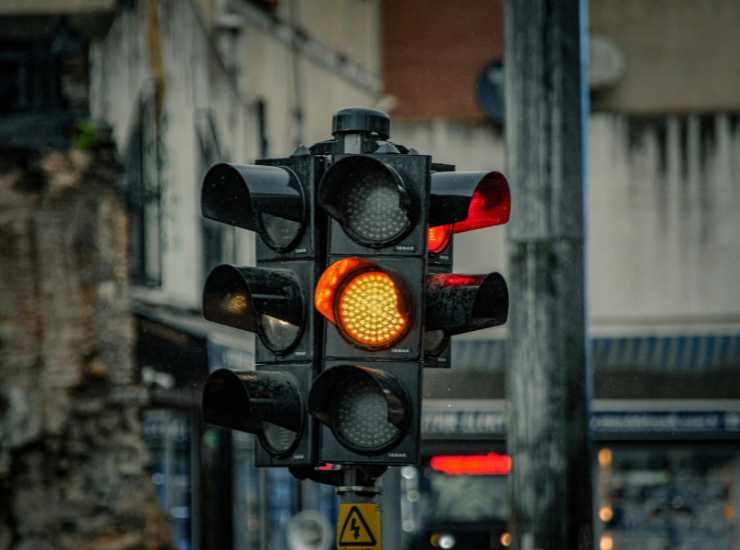 Semaforo verde non vuol dire passare - Inchiostroverde.it (Fonte foto Canva)