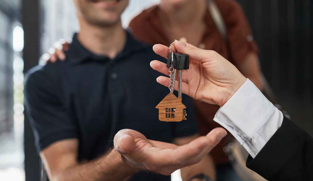 Ti danno 100mila euro per vivere qui - Inchiostroverde.it (Fonte foto Canva)