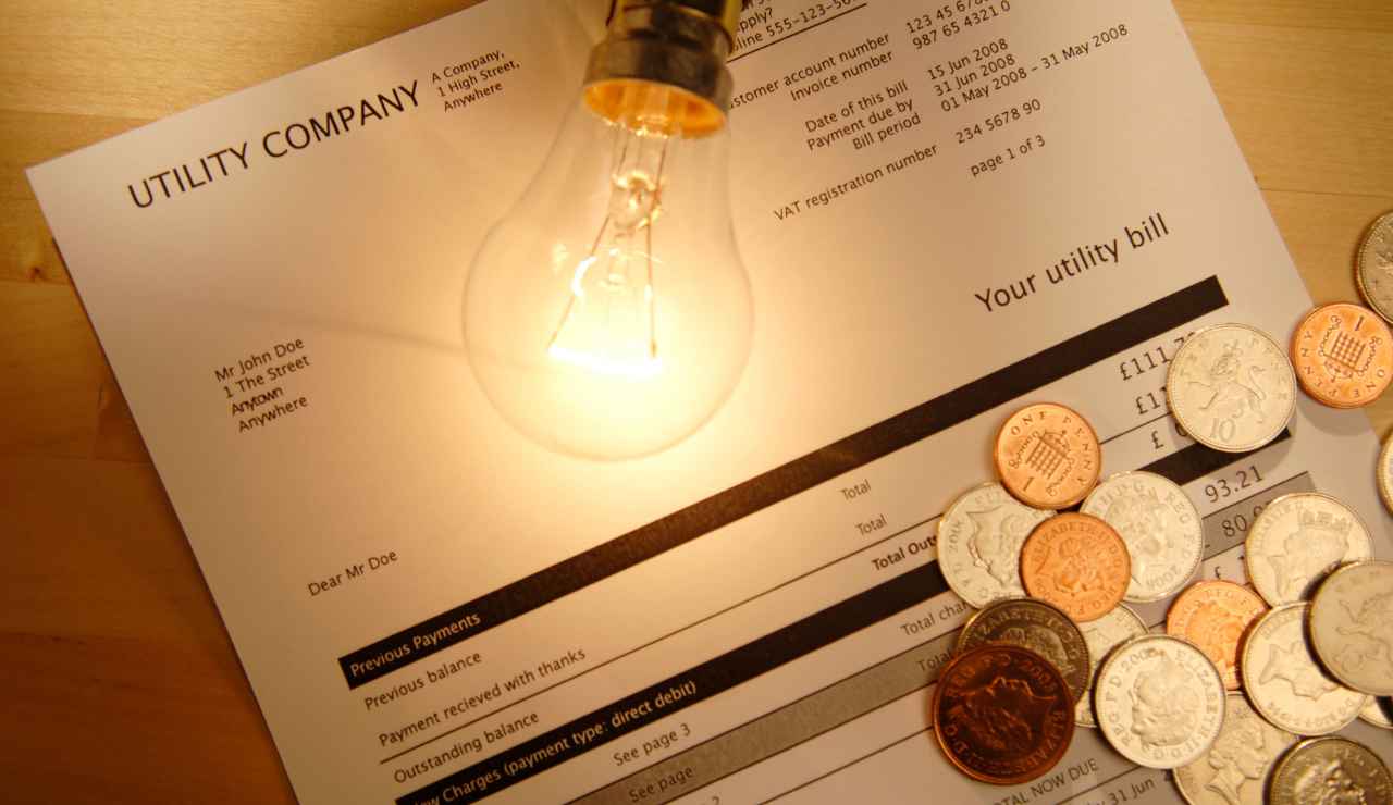 Bonus di Natale risparmio 65% sulle bollette - Inchiostroverde.it (Fonte foto Canva)