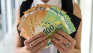 Bonus per single in Italia - Inchiostroverde.it (Fonte foto Canva)