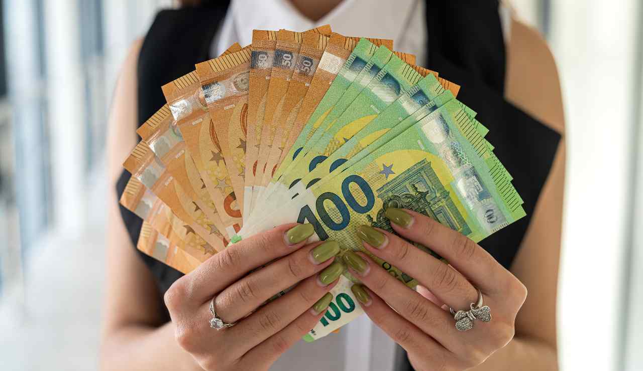 Bonus per single in Italia - Inchiostroverde.it (Fonte foto Canva)