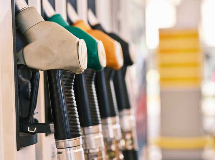 Carburante gratis ad ottobre - Inchiostroverde.it (Fonte foto Canva)