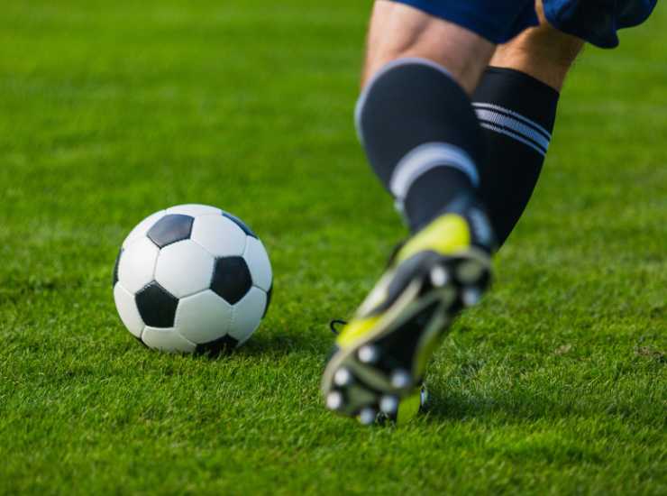 Dramma sotto il Vesuvio giocatore infortunato - Inchiostroverde.it (Fonte foto Canva)