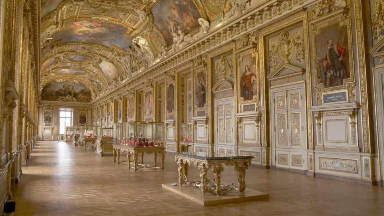 Rapina al Louvre