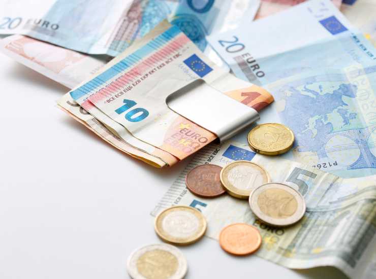 Giorgia Meloni ti regala 500 euro - Inchiostroverde.it (Fonte Foto Canva)