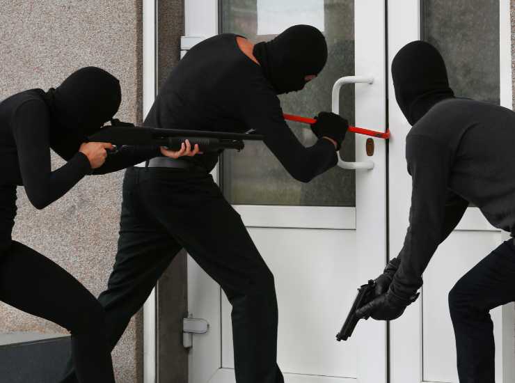 Ladri in casa come difendersi cosa ammette la legge - Inchiostroverde.it (Fonte foto Canva)