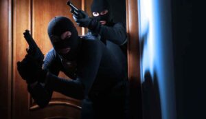 Ladri in casa come difendersi cosa ammette la legge - Inchiostroverde.it (Fonte foto Canva)
