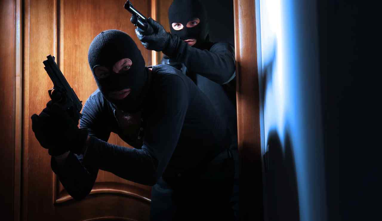 Ladri in casa come difendersi cosa ammette la legge - Inchiostroverde.it (Fonte foto Canva)