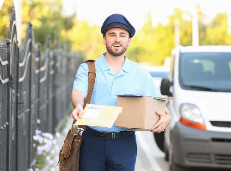 Postino dovrai pagare 10 euro per ricevere i pacchi - Inchiostroverde.it (Fonte foto Canva)