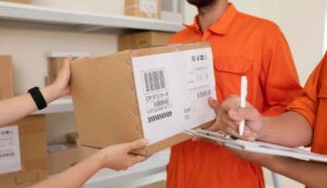 Postino dovrai pagare 10 euro per ricevere i pacchi - Inchiostroverde.it (Fonte foto Canva)