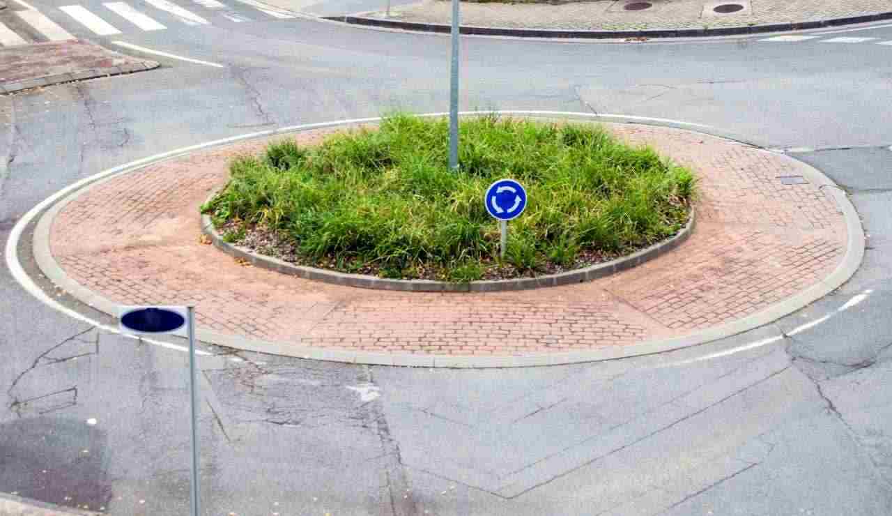 Rotatoria in strada ti becchi 700 euro di multa - Inchiostroverde.it (Fonte foto Canva)