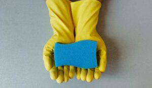 Usa una spugna per ridurre i costi in bolletta - Inchiostroverde.it (Fonte foto Canva)