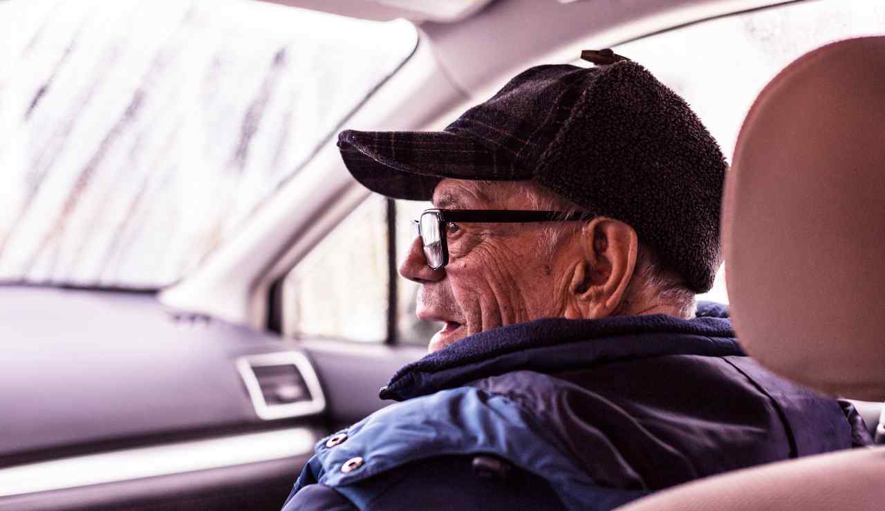 Tuo nonno di 70 anni ti eviterà il bollo auto - Inchiostroverde.it (Fonte foto Canva)